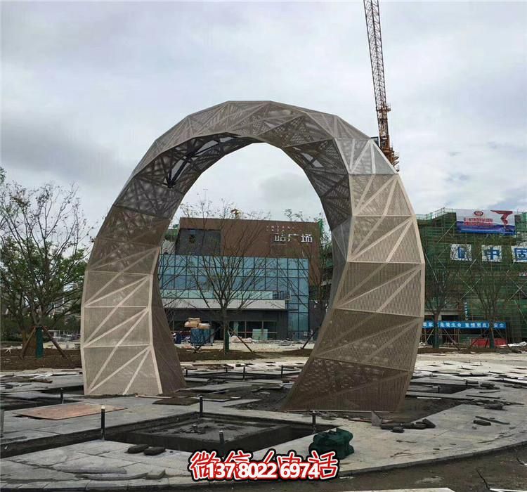 不銹鋼網格拱門雕塑，點綴廣場