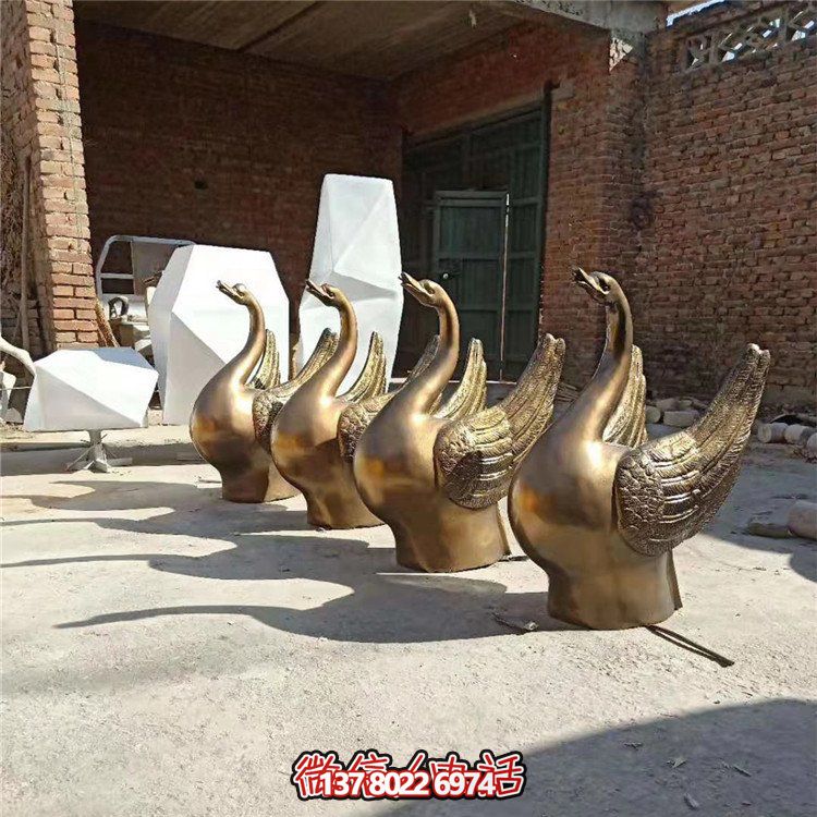 仿銅噴水雕塑，玻璃鋼景觀天鵝水池，為廣場園林擺放