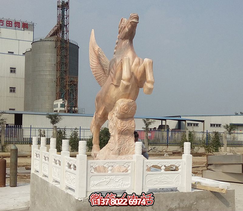 飛馬石雕創(chuàng)意雕塑，點(diǎn)綴廣場(chǎng)上的黃蠟石
