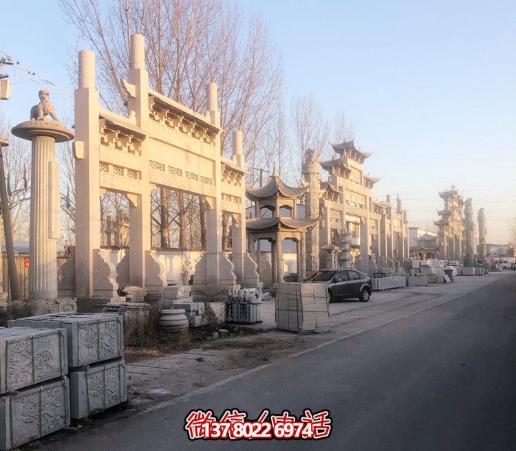 大理石門牌樓，點綴村莊入口