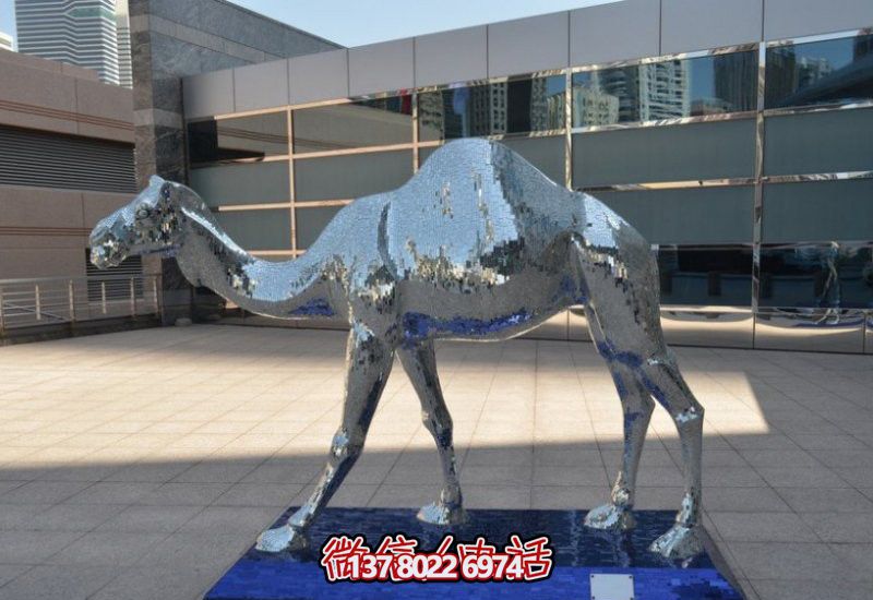 不銹鋼駱駝雕塑，為廣場添彩