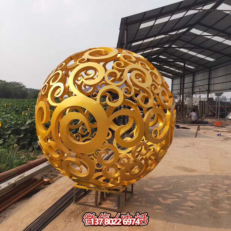 大型不銹鋼鏤空球雕塑，為園林景觀增添靈動之美