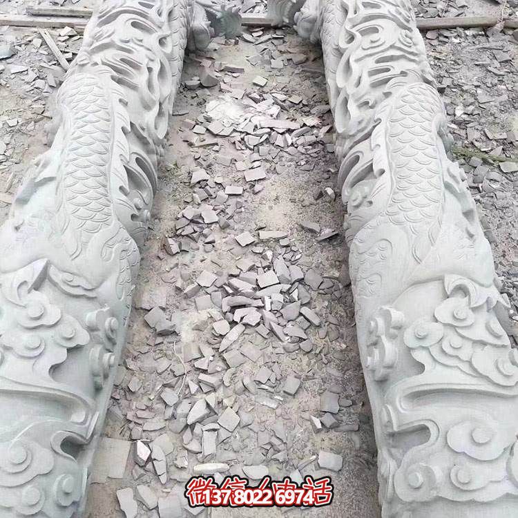 大型石雕龍柱，點綴園林景觀