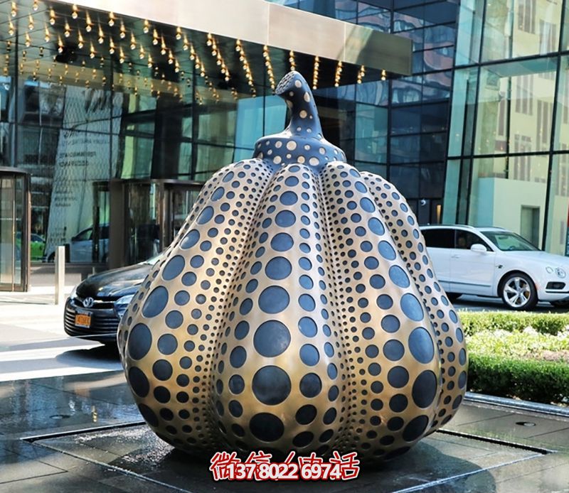 不銹鋼創(chuàng)意黑點南瓜雕塑--一款獨(dú)特的廣場裝飾品