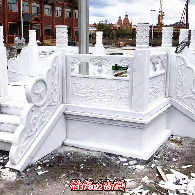 漢白玉升旗臺，做工精美，安全防護欄桿