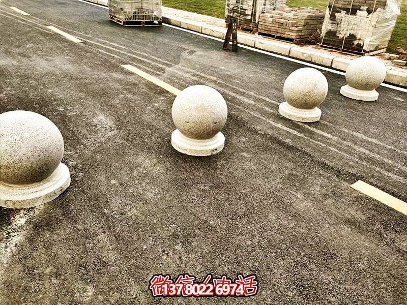 球形路障，為小學(xué)路邊擺放的安全隔離車(chē)