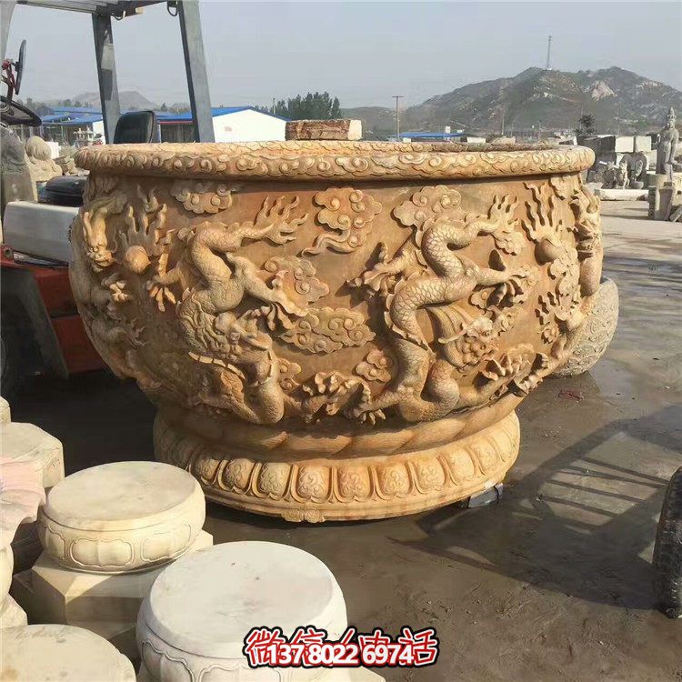 傳統(tǒng)水缸，絢麗多彩的雙龍戲紋