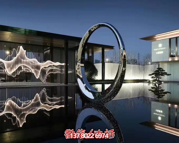 不銹鋼圓環雕塑，點綴園林別墅水池