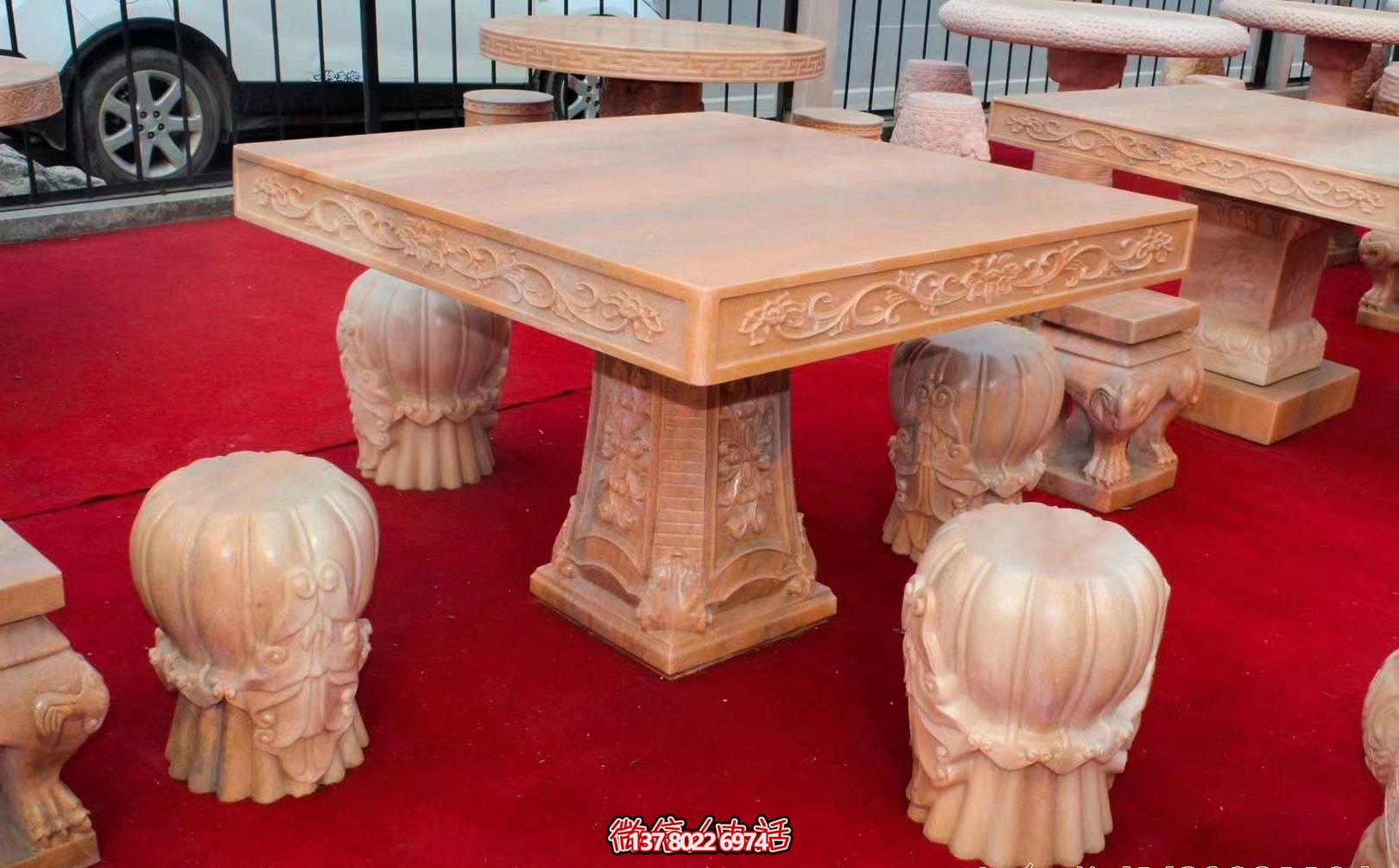 紅色方形石桌凳，欣賞晚霞雕塑，點亮花園廣場