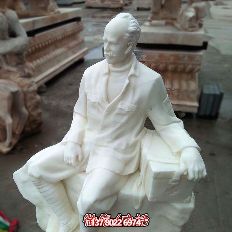 以白求恩精神為原型，漢白玉雕刻的護士坐姿雕塑