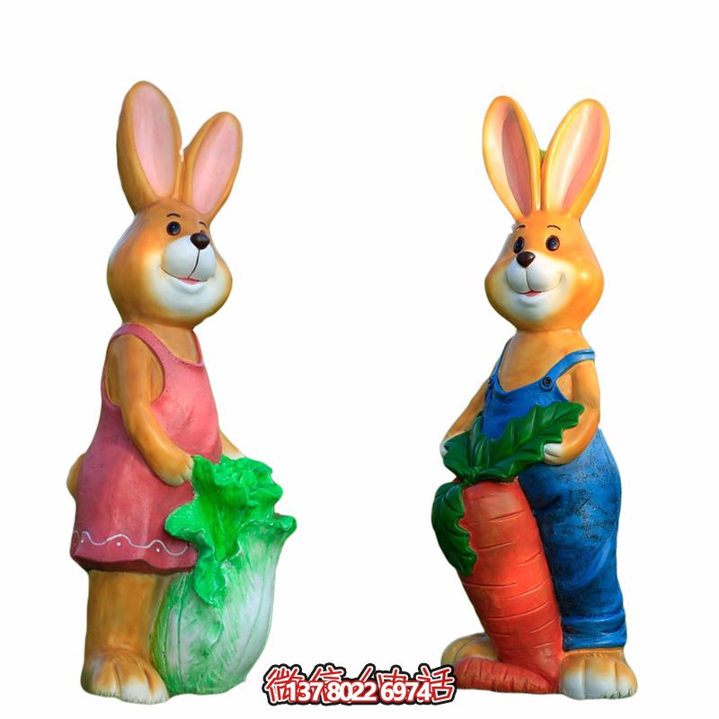 電影院門(mén)口兩只拿胡蘿卜和白菜的玻璃鋼兔子雕塑