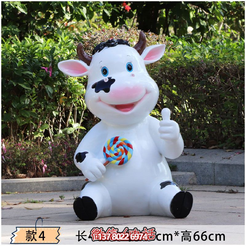 幼兒園一只拿棒棒糖的玻璃鋼卡通牛雕塑