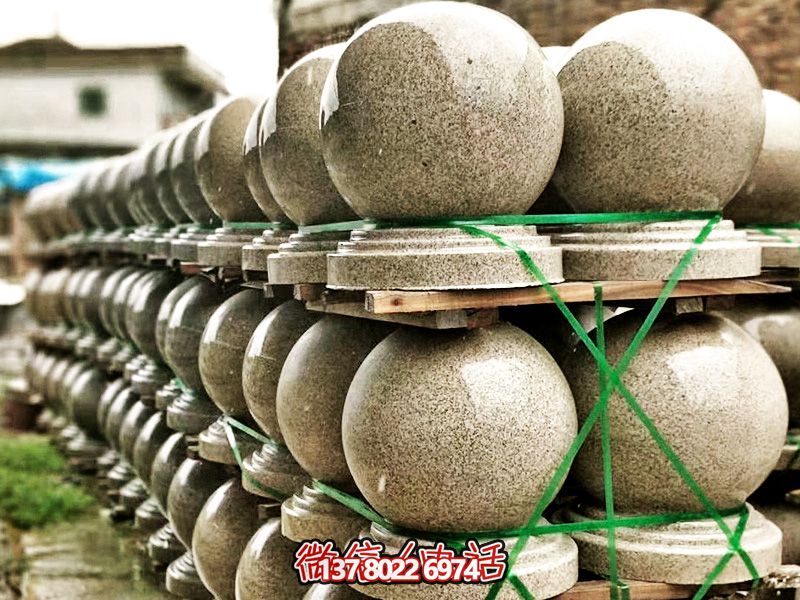 動(dòng)物園門(mén)口擺放球形花崗巖攔車(chē)石雕塑
