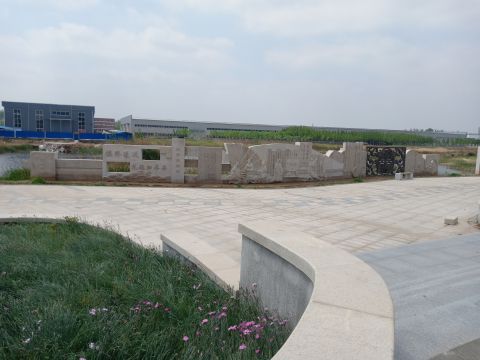 蘆葦湖景墻：鳴琴戴星，長26米，高2